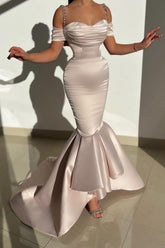 Hermoso vestido de fiesta de satén con tirantes finos, corte sirena y cola.
